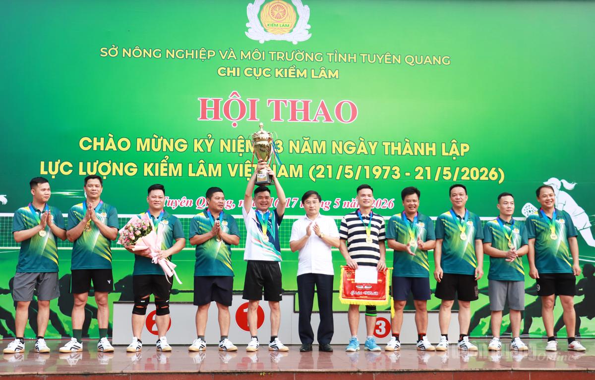 Đồng chí Phạm Mạnh Duyệt, Giám đốc Sở Nông nghiệp và Môi trường trao giải Nhất môn kéo co cho đội Hạt Kiểm lâm khu vực VIII.