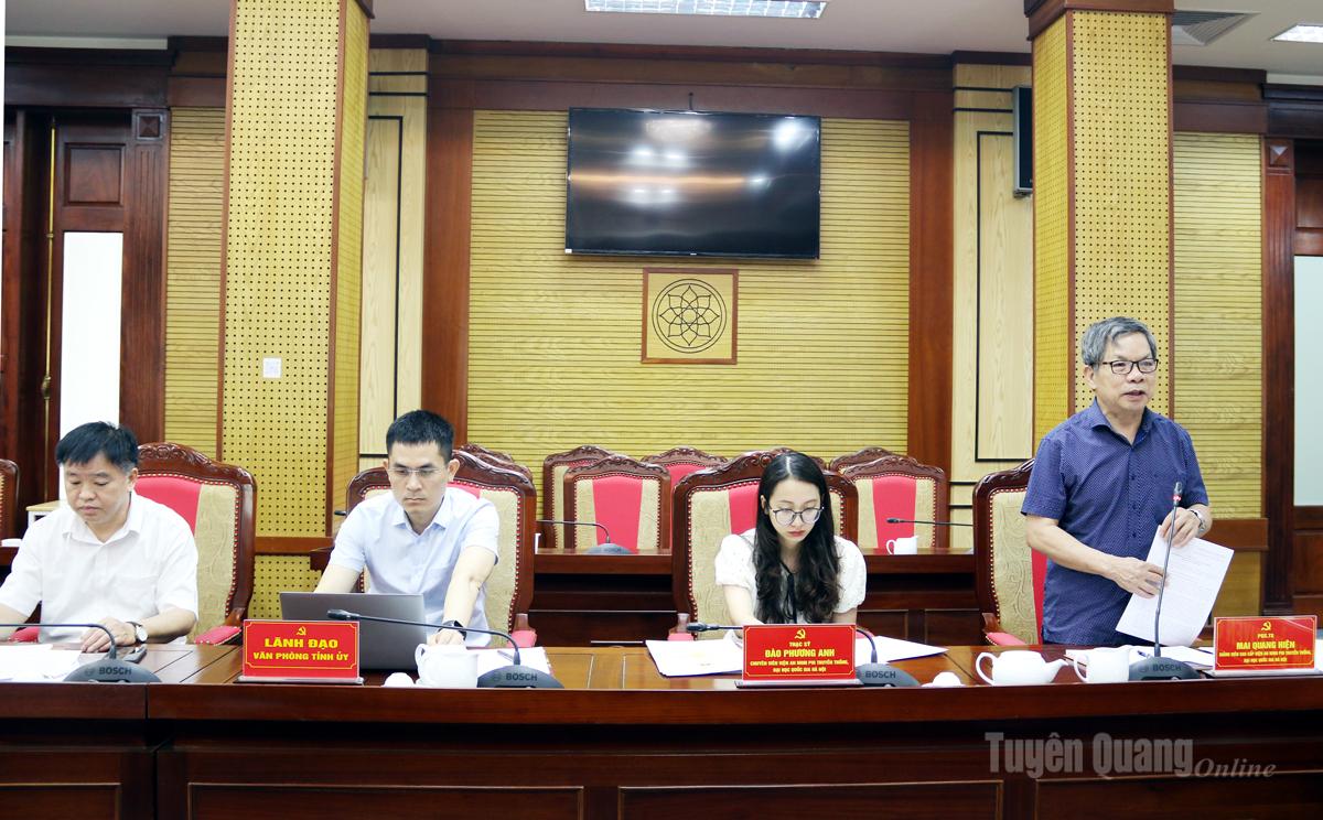 Đại diện Viện An ninh phi truyền thống, Đại học Quốc gia Hà Nội phát biểu tại buổi làm việc.