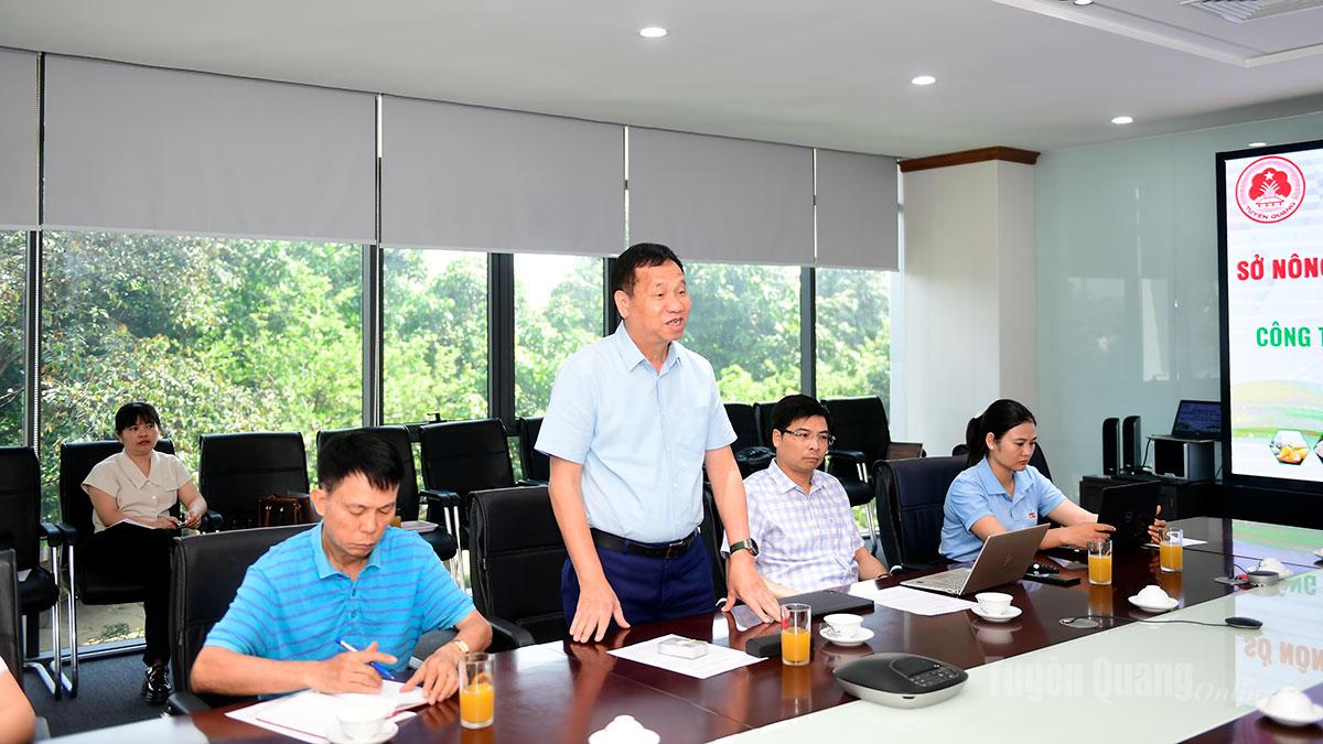 Lãnh đạo Công ty Cổ phần Thực phẩm Xuất khẩu Đồng Giao phát biểu tại buổi làm việc.