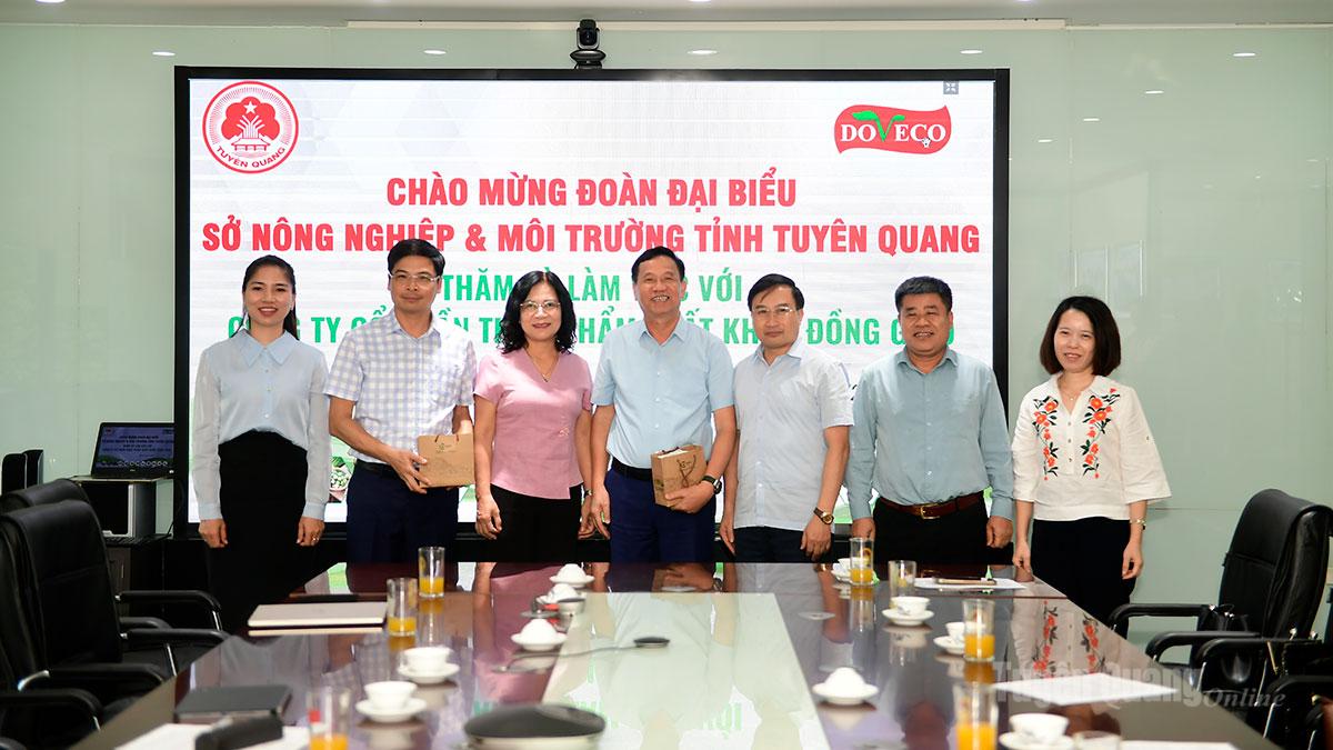 Đoàn công tác tặng quà cho Công ty Cổ phần Thực phẩm Xuất khẩu Đồng Giao.