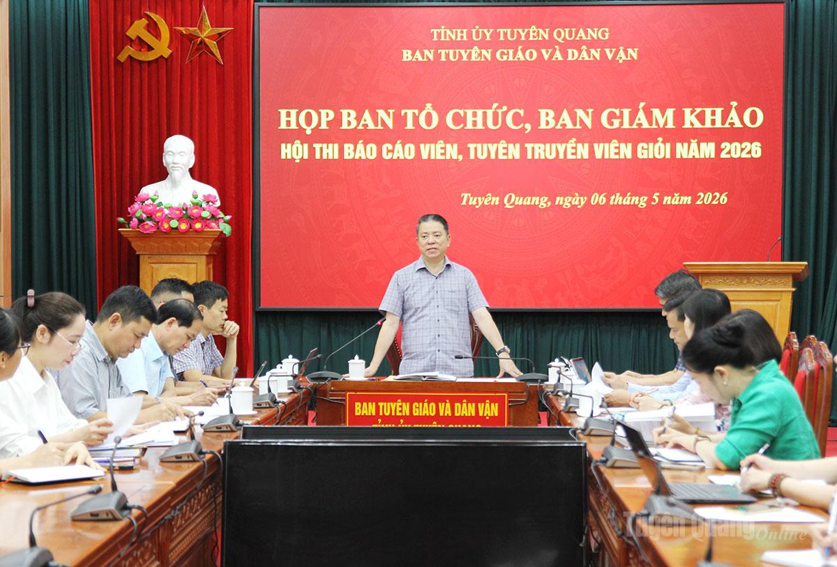 Đồng chí Trưởng ban Tuyên giáo và Dân vận Tỉnh ủy Trần Mạnh Lợi phát biểu tại cuộc họp.