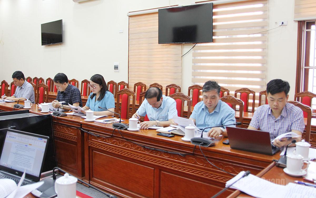 Các đại biểu thành viên Ban Tổ chức, Ban Giám khảo dự họp.