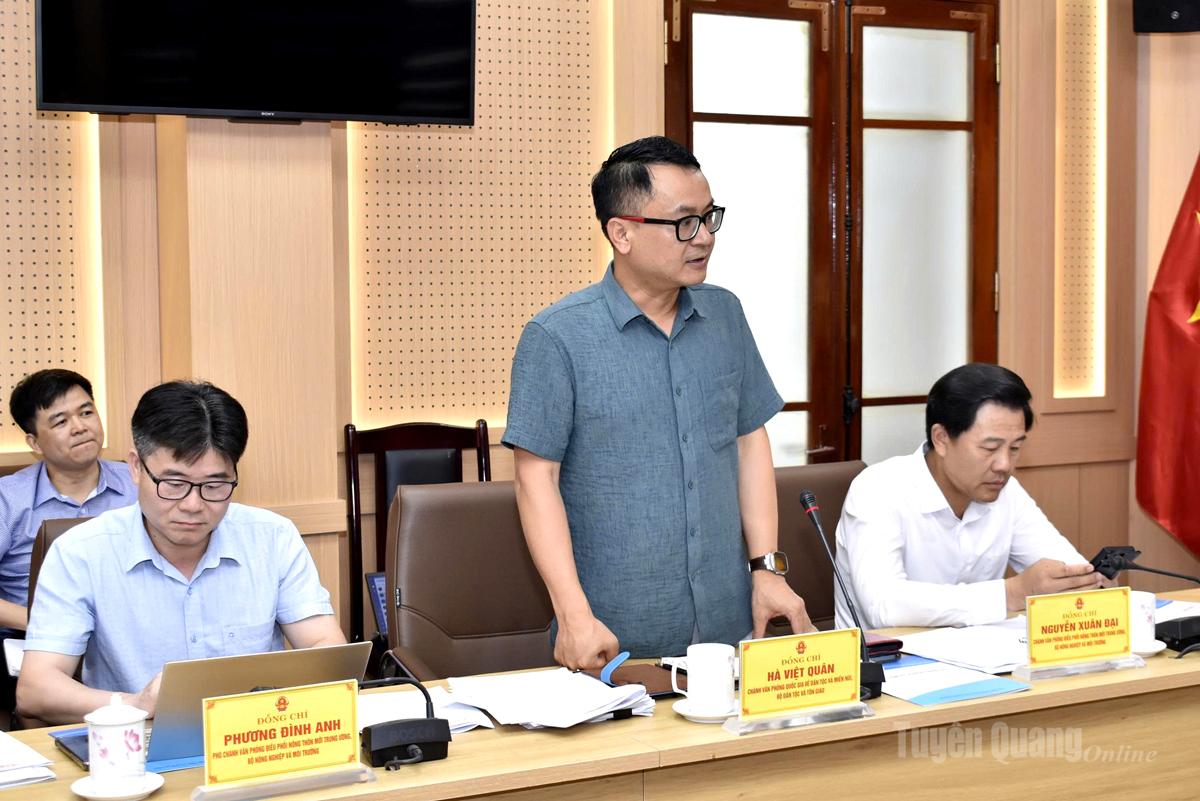 Thành viên đoàn công tác của Bộ Nông nghiệp và Môi trường tham gia thảo luận về chương trình mục tiêu giảm nghèo của tỉnh.