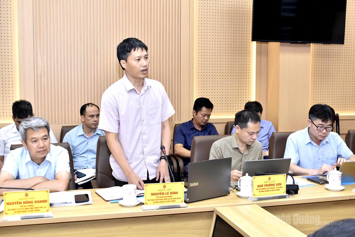 Thành viên đoàn công tác của Bộ Nông nghiệp và Môi trường thảo luận về công tác phân bổ nguồn vốn đầu tư chương trình mục tiêu.