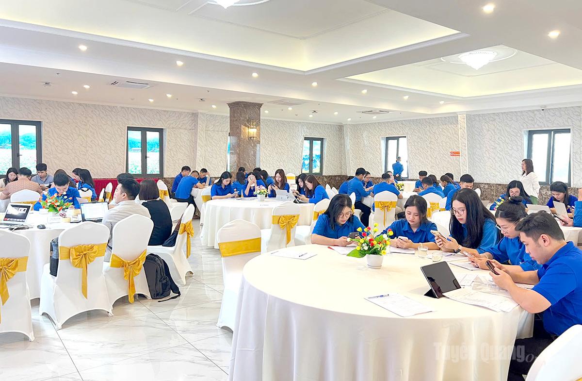 Đại biểu dự chương trình.