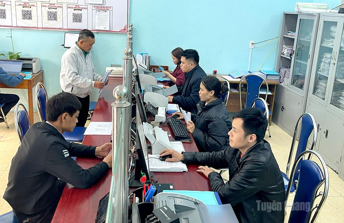 Cán bộ Trung tâm phục vụ hành chính công xã Minh Ngọc phục vụ nhân dân.