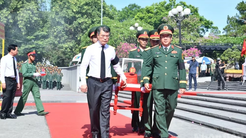 Thủ tướng Chính phủ Lê Minh Hưng dự lễ truy điệu và an táng hài cốt liệt sĩ tại Nghĩa trang Liệt sĩ Quốc gia đường 9, Quảng Trị