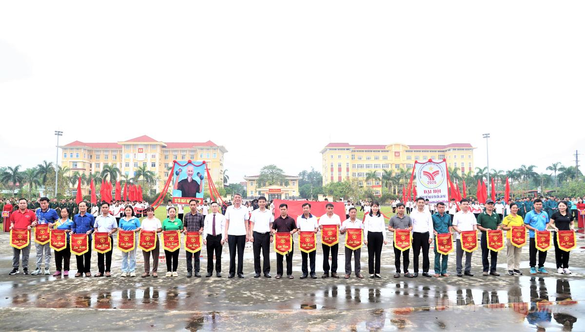Ban Tổ chức trao cờ lưu niệm cho các đoàn tham gia Đại hội.