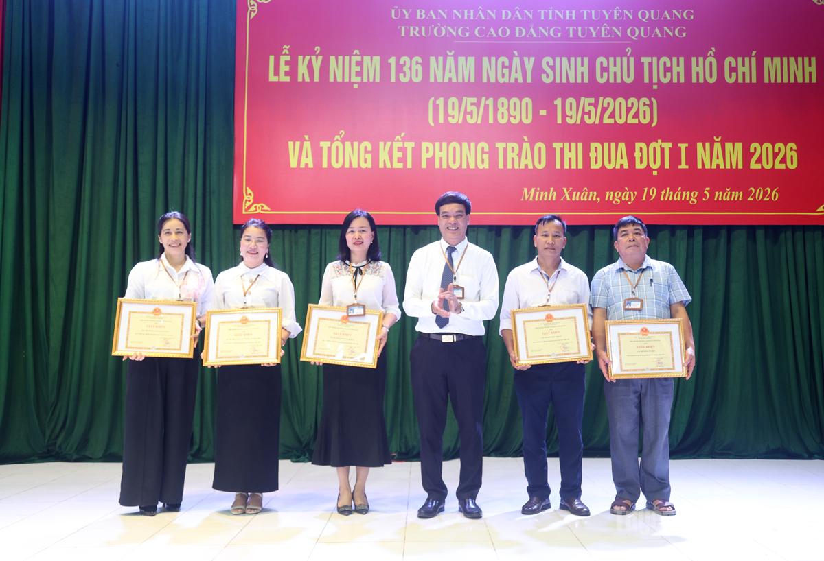 Lãnh đạo Trường Cao đẳng Tuyên Quang trao giấy khen cho 5 tập thể có thành tích xuất sắc trong phong trào thi đua đợt I năm 2026.