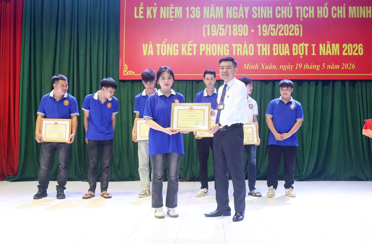 Lãnh đạo Trường Cao đẳng Tuyên Quang trao Giấy khen cho các tập thể lớp có thành tích xuất sắc trong phong trào thi đua đợt I năm 2026.