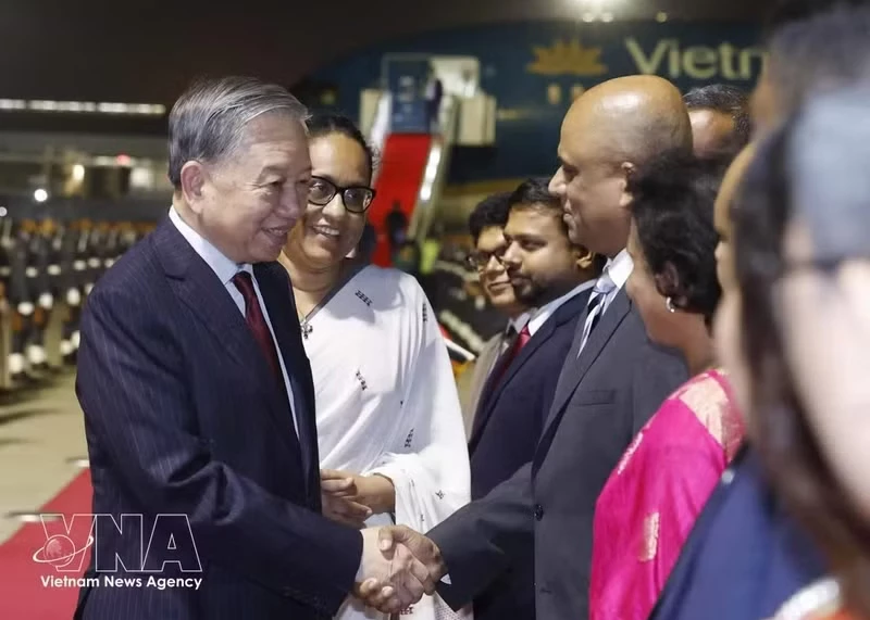 General Secretary of the Communist Party of Viet Nam (CPV) Central Committee and State President To Lam and Sri Lankan Prime Minister Harini Amarasuriya at Bandaranaike International Airport in Colombo (Photo: VNA)