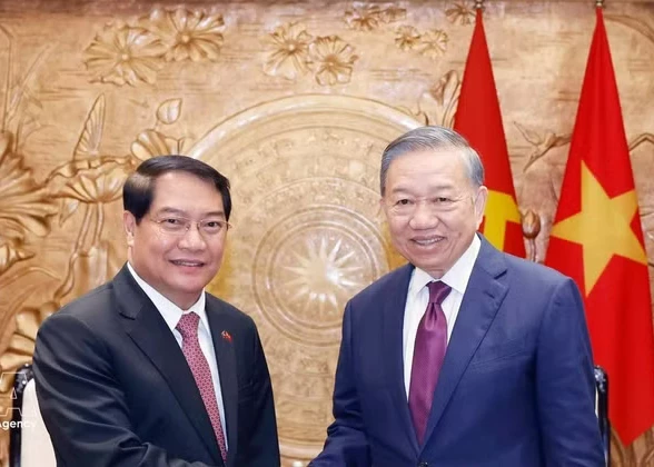 General Secretary of the Communist Party of Viet Nam Central Committee and President of Viet Nam To Lam (R) receives Athsaphangthong Siphandone, member of the Lao People’s Revolutionary Party Central Committee, Secretary of the Vientiane Party Committee and Chairman of the municipal People’s Council, in Ha Noi on May 12, 2026. (Photo: VNA)