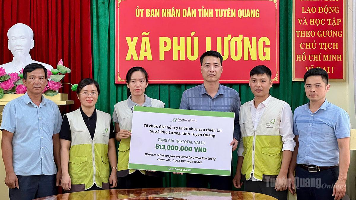 Đại diện Tổ chức GNI trao hỗ trợ hơn 513 triệu đồng giúp xã Phú Lương khắc phục hậu quả thiên tai.