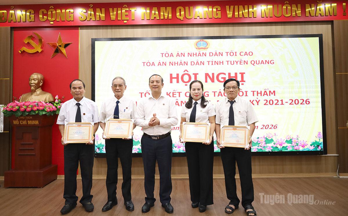 Lãnh đạo Tòa án nhân dân tỉnh trao Bằng khen cho các cá nhân có thành tích xuất sắc trong công tác Hội thẩm nhân dân nhiệm kỳ 2021-2026.