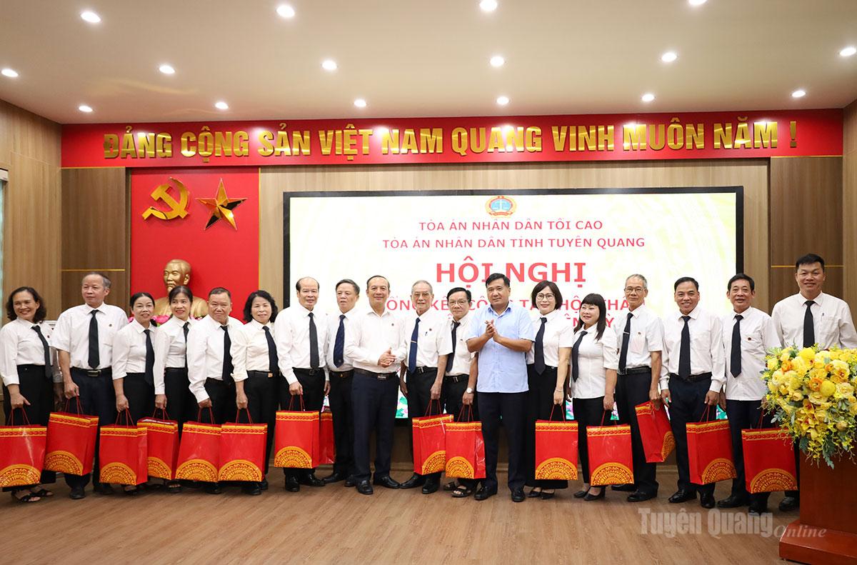 Các đồng chí lãnh đạo tỉnh tặng quà các vị Hội thẩm TAND tỉnh nhiệm kỳ 2021-2026 không tái cử nhiệm kỳ 2026-2031.