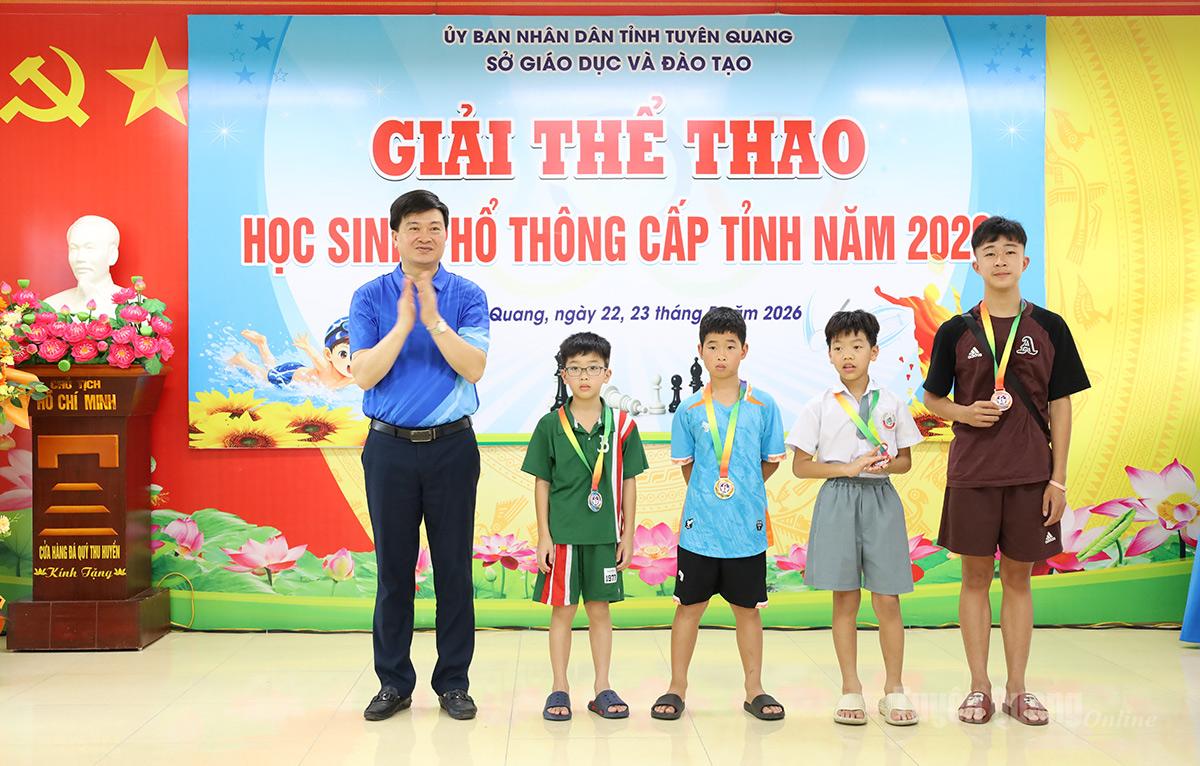 Ban Tổ chức trao huy chương cho các vận động viên thi đấu môn bơi.