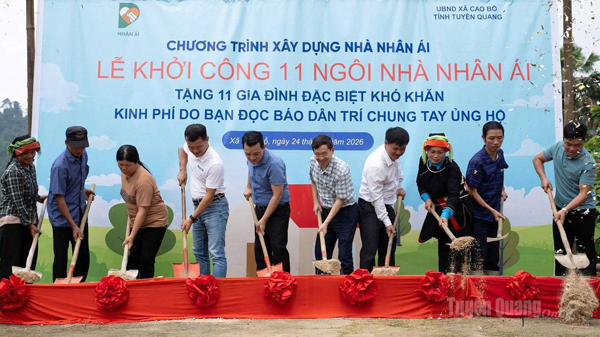 Các đại biểu thực hiện nghi thức khởi công xây dựng nhà Nhân ái tại xã Cao Bồ.