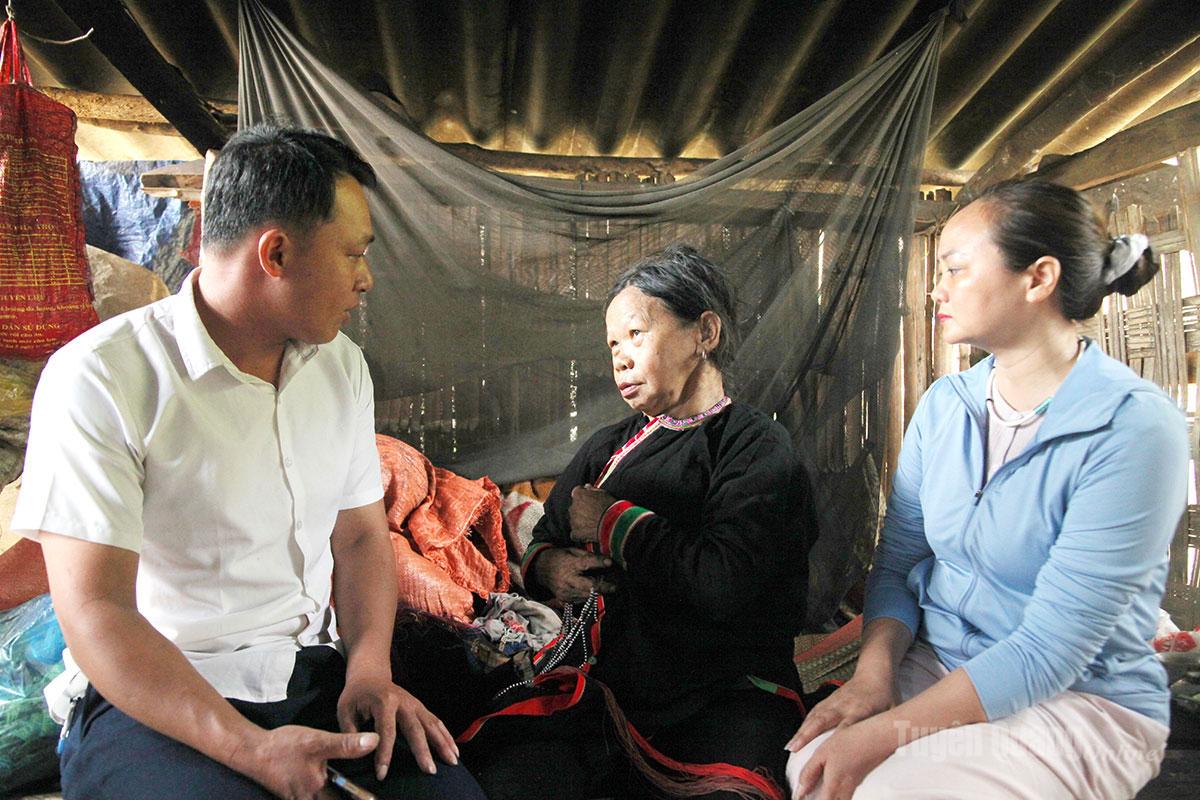 Bà Lau hiện sinh sống trong căn lán tạm bợ.