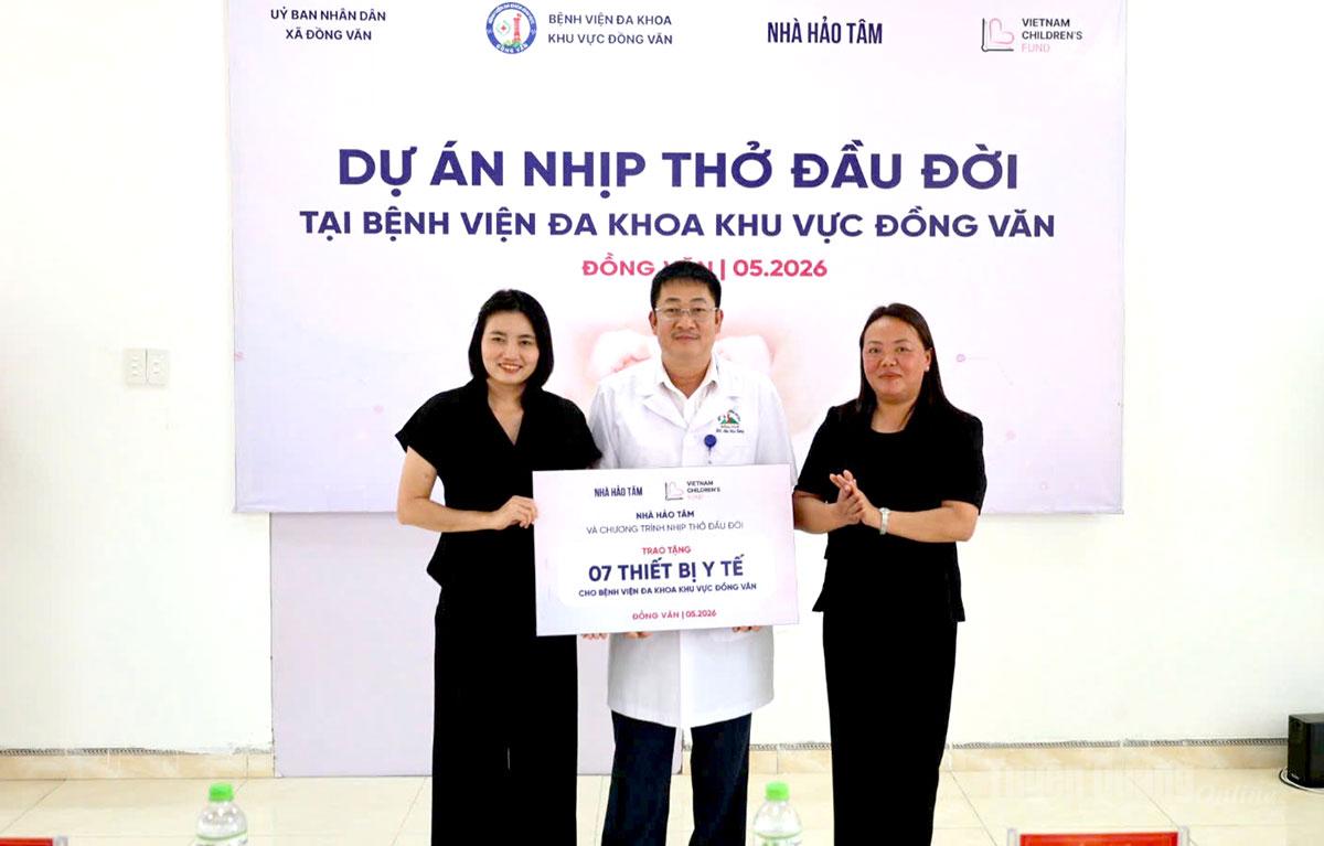Dự án Nhịp thở đầu đời trao tặng thiết bị y tế cho Bệnh viện Đa khoa khu vực Đồng Văn.