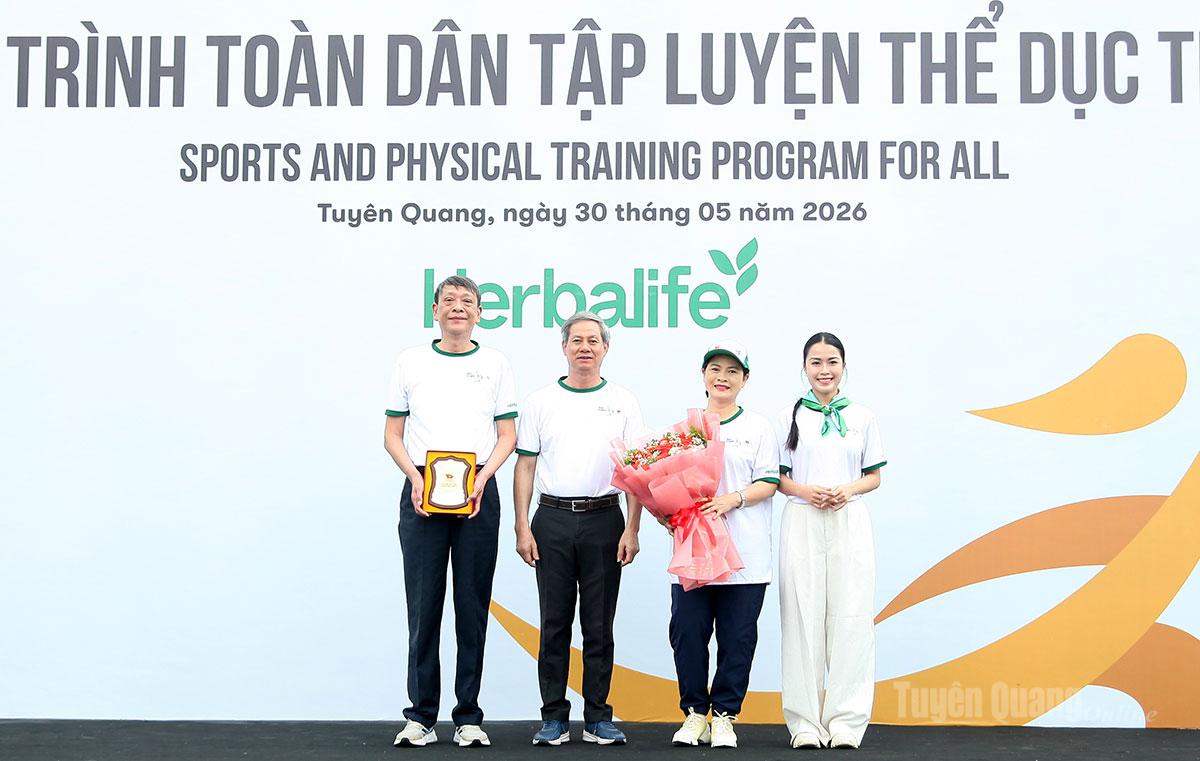 Nhà tài trợ Herbalife Việt Nam tặng hoa và Kỷ niệm chương cho lãnh đạo UBND tỉnh.