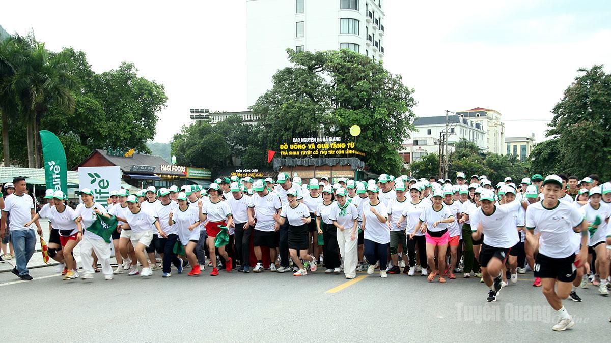 Các các đại biểu, người dân tham gia chạy bộ phong trào cự ly 1 km.