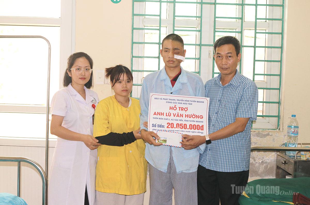 Đại diện Báo và phát thanh, truyền hình Tuyên Quang trao tiền hỗ trợ cho gia đình anh Lù Văn Hường, thôn Bản Chè 2, xã Tân Tiến.