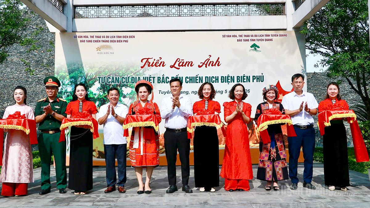 Các đại biểu cắt băng khai mạc triển lãm ảnh.