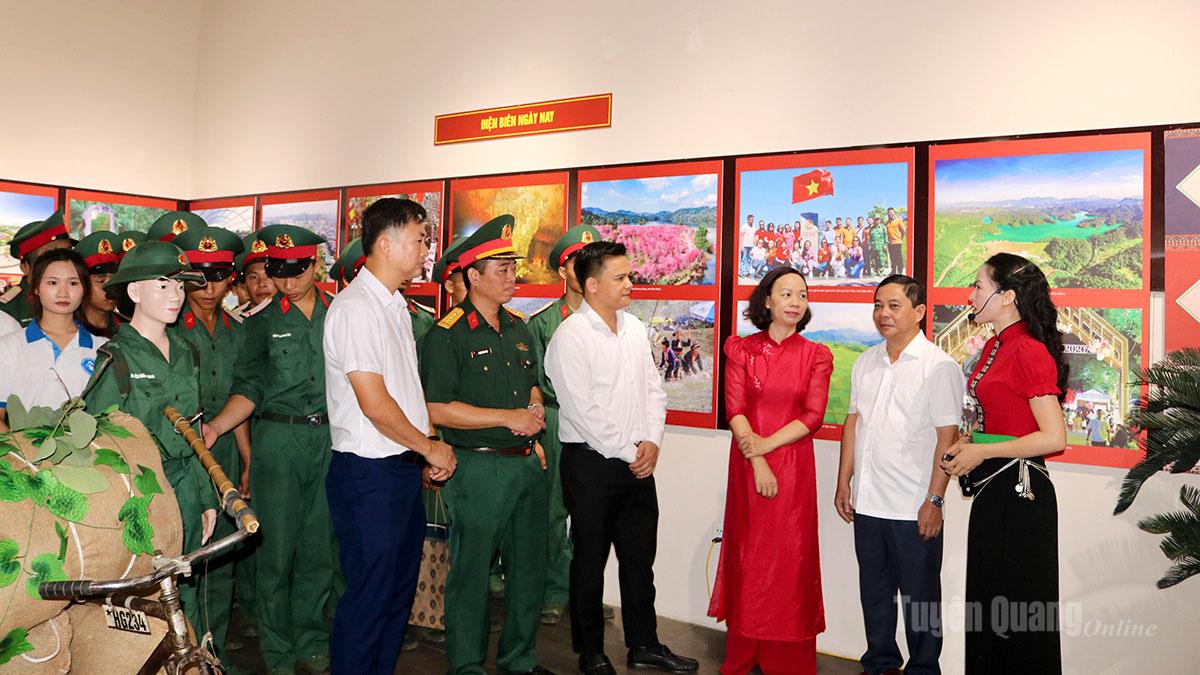 Các đại biểu tham quan triển lãm.
