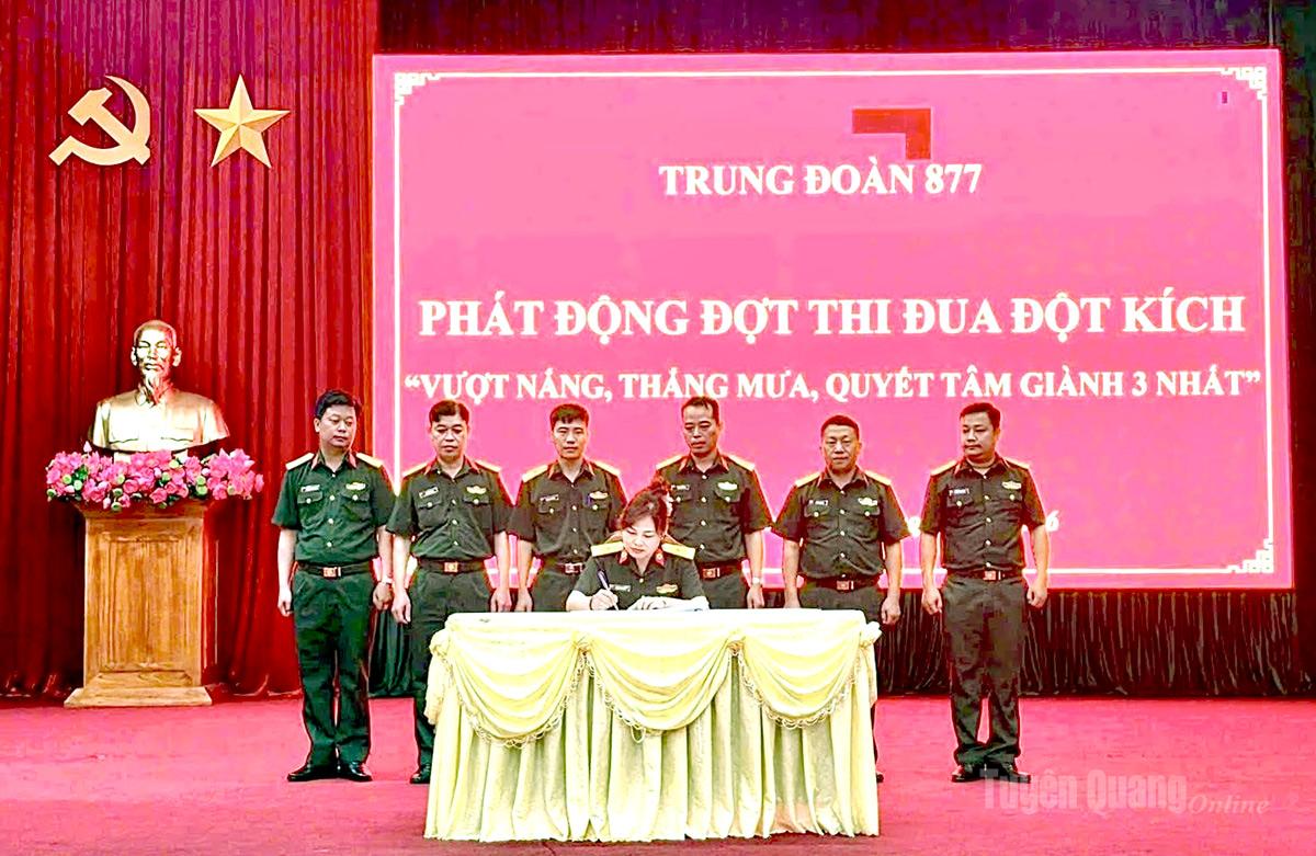 Ký kết giao ước thi đua cao điểm tại lễ phát động.