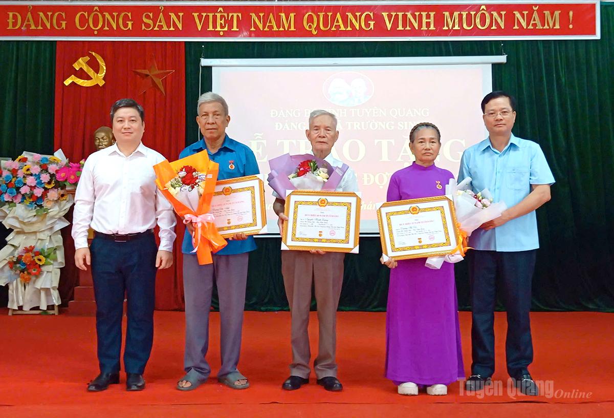 Đồng chí Trần Quang Minh, Ủy viên Ban Thường vụ Tỉnh ủy, Trưởng ban Tổ chức Tỉnh ủy và lãnh đạo xã Trường Sinh trao Huy hiệu 60  năm và 55 tuổi Đảng cho các Đảng viên.