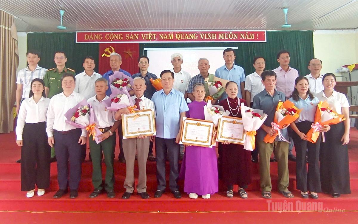 Các đảng viên nhận Huy hiệu Đảng chụp ảnh lưu niệm cùng đại biểu.