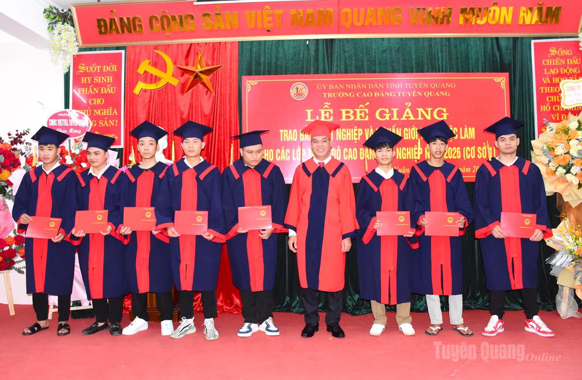 Lãnh đạo Trường Cao Đẳng Tuyên Quang trao Bằng tốt nghiệp cho các sinh viên.