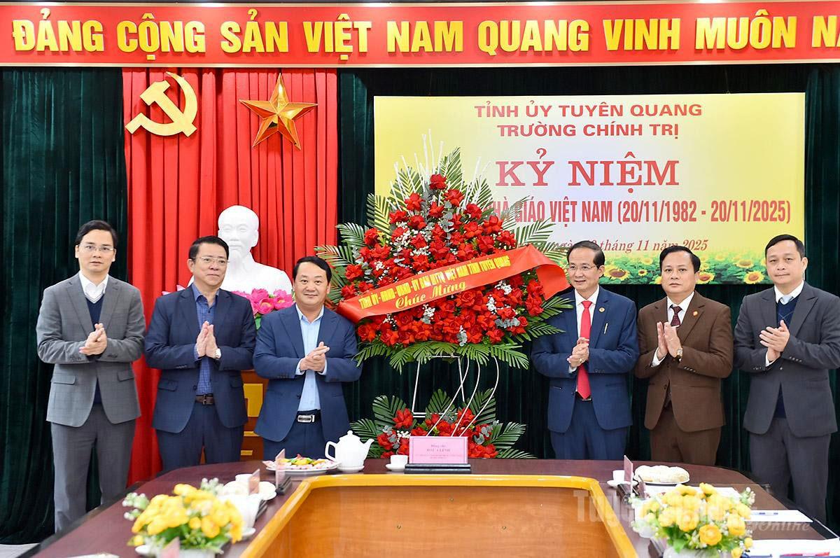 Bí thư Tỉnh ủy Hầu A Lềnh thăm, chúc mừng Trường Chính trị nhân Ngày Nhà giáo Việt Nam 20/11/2025.