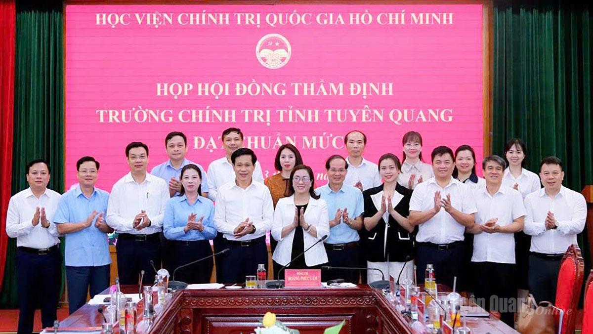 Lãnh đạo Học viện, lãnh đạo tỉnh, các thành viên Hội đồng thẩm định tại cuộc họp Hội đồng thẩm định Trường Chính trị tỉnh Tuyên Quang đạt chuẩn mức 1.