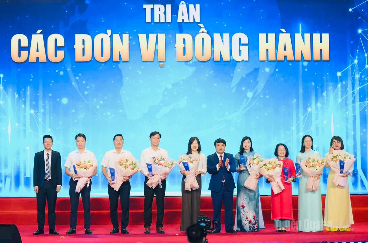 Ban Tổ chức tặng hoa, trao cúp “Tri ân đơn vị đồng hành cùng IOE năm học 2025-2026”.