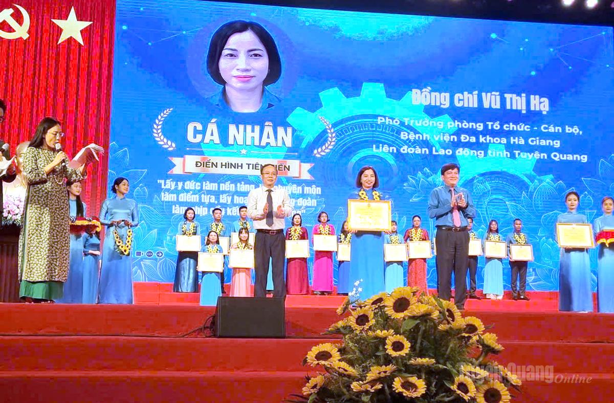 Chị Vũ Thị Hạ, Ủy viên BCH Công đoàn cơ sở, Phó Trưởng phòng Tổ chức - Cán bộ, Bệnh viện Đa khoa Hà Giang thuộc Liên đoàn Lao động tỉnh Tuyên Quang được nhận Bằng khen tại hội nghị.