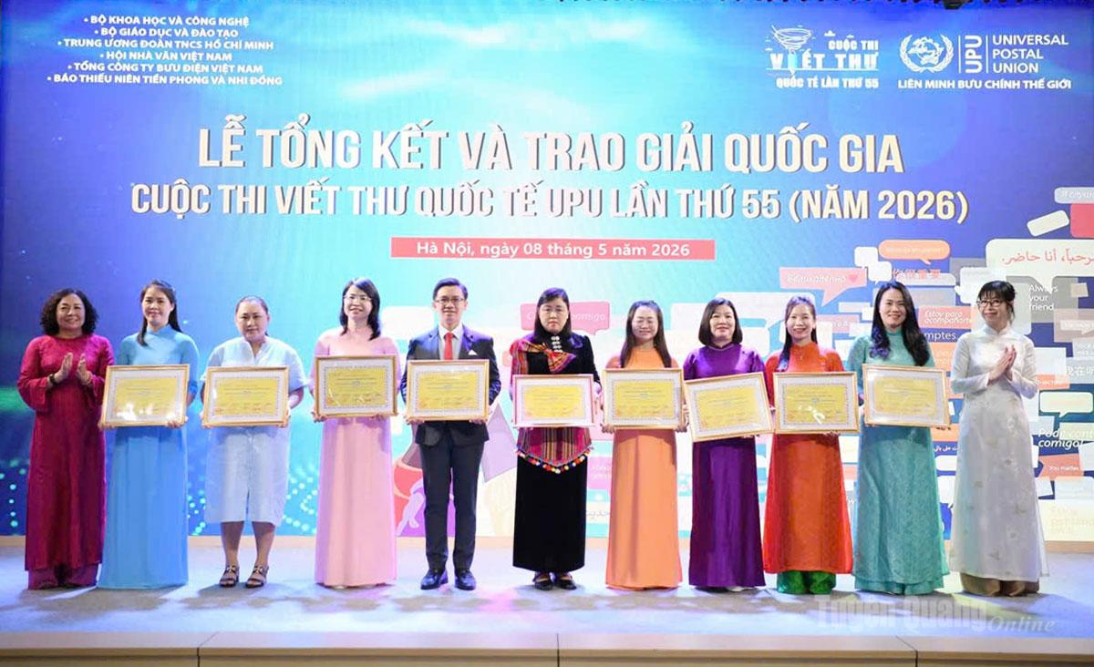 Đại diện Trường Phổ thông Dân tộc bán trú THCS Hùng Mỹ (đứng giữa) nhận giải Nhất cuộc thi viết thư quốc tế.