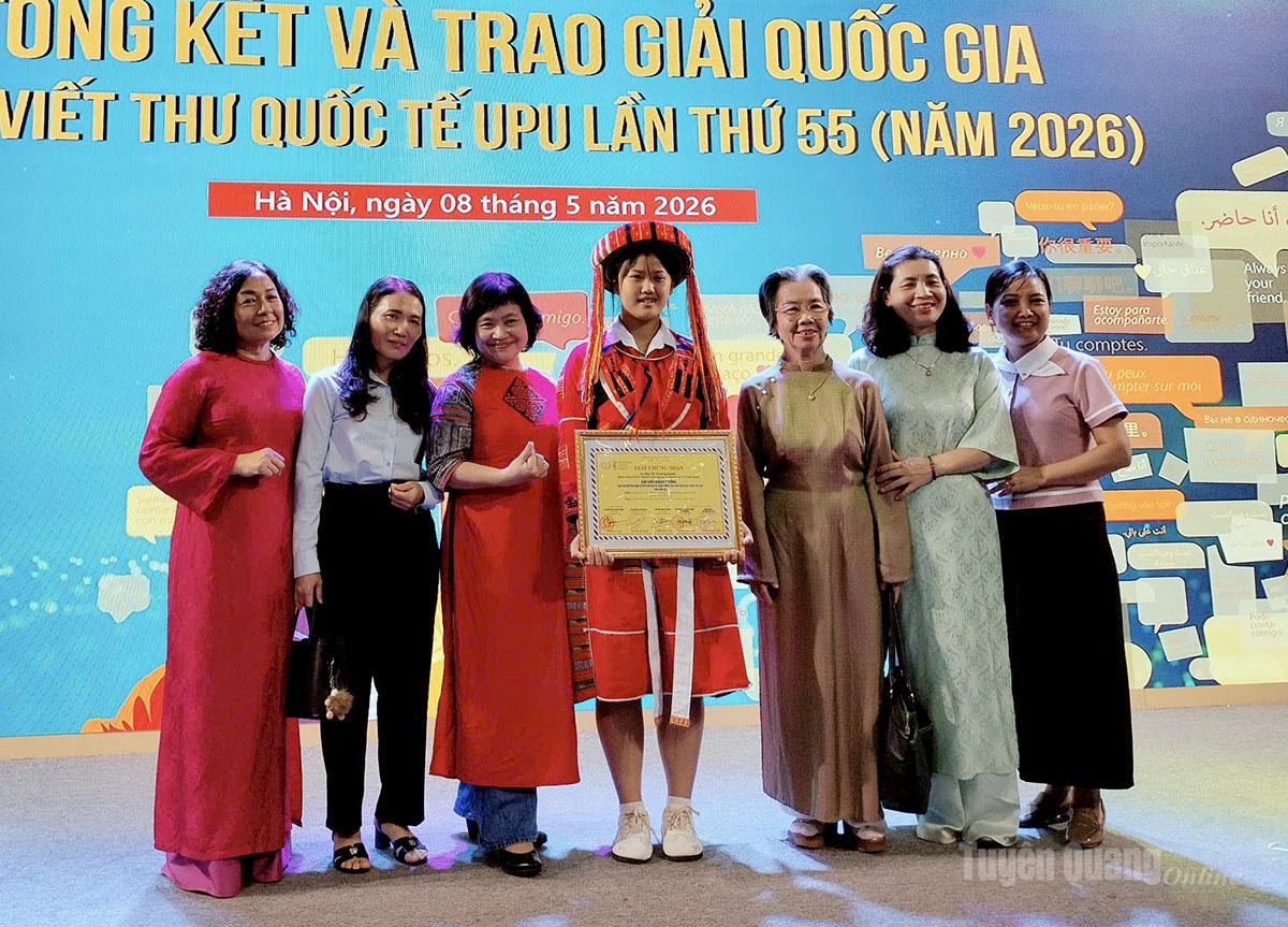 Em Phù Thị Thương Huyền nhận giải Khơi nguồn sáng tạo.