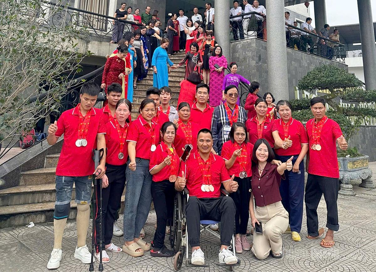 Các vật động viên đoàn Tuyên Quang giành huy chương tại giải.