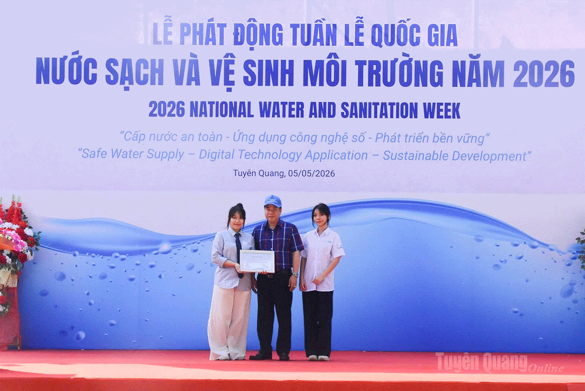 Đồng chí Hoàng Gia Long, Ủy viên Ban Thường vụ Tỉnh ủy, Phó Chủ tịch UBND tỉnh trao giấy chứng nhận ghi nhận đóng góp của Tòa soạn Tiếng Xanh trong hoạt động truyền thông hưởng ứng tuần lễ quốc gia nước sạch và vệ sinh môi trường.