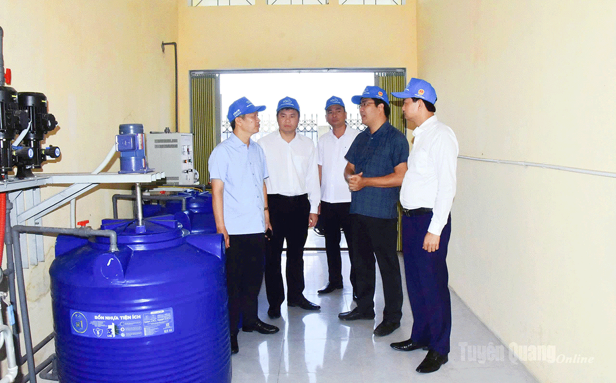Đại biểu tham quan công trình cấp nước sạch xã Nhữ Khê trong khuôn khổ Lễ phát động.