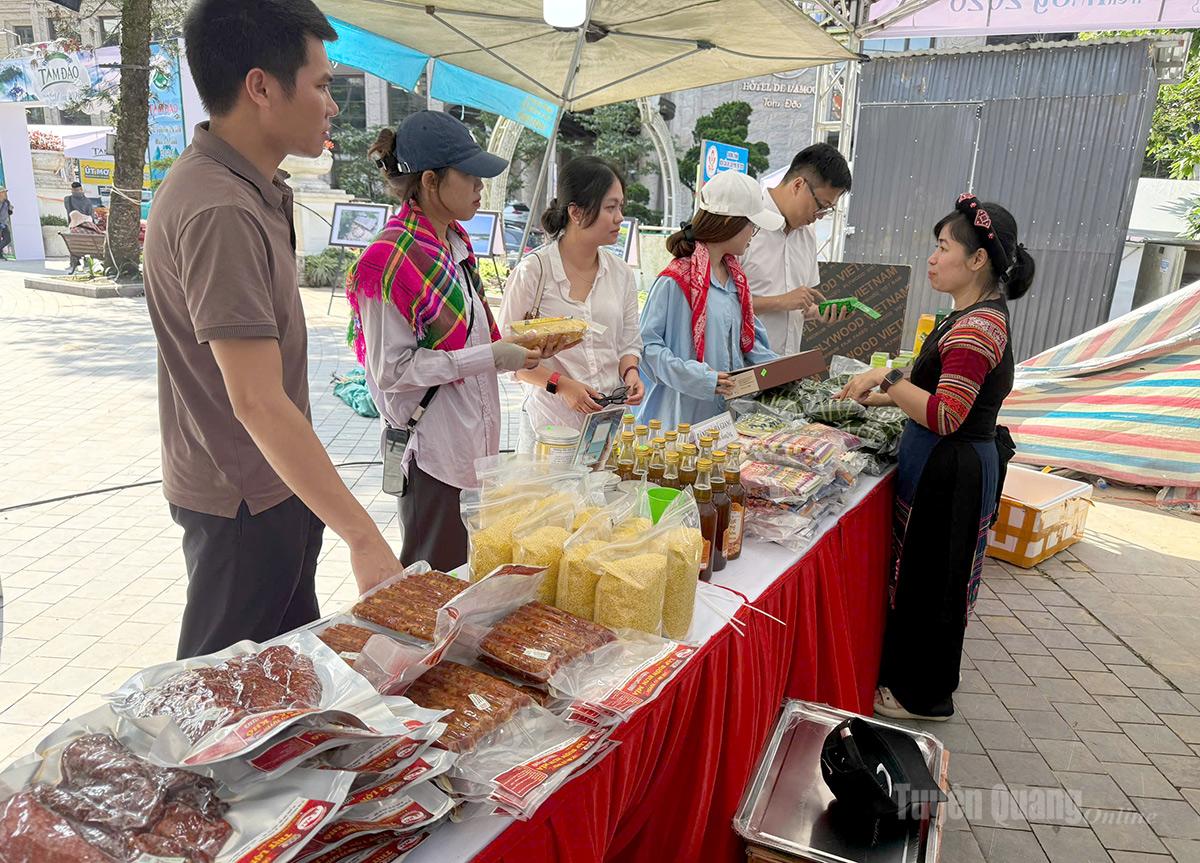 Du khách đến với gian hàng tỉnh Tuyên Quang tại Tam Đảo.