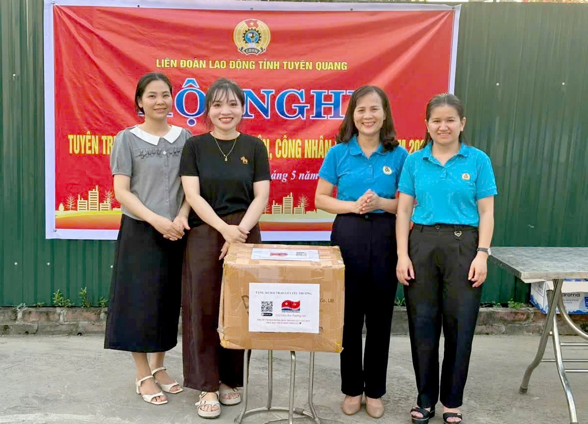 Liên đoàn Lao động tỉnh trao tặng áo dài của Ban Nữ công Công đoàn Vietsovetro cho nữ đoàn viên Công ty TNHH Giày OMJ Việt Nam.