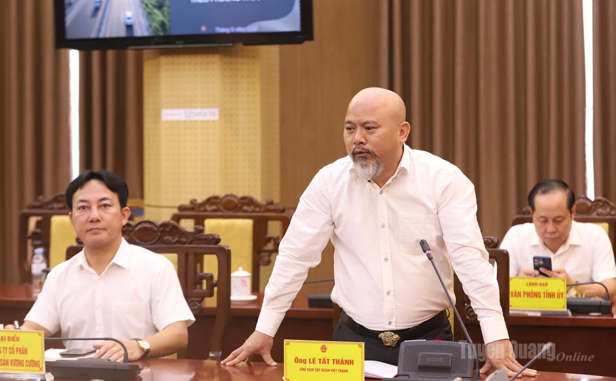Chủ tịch Hội đồng quản trị Tập đoàn Việt Thành nêu ý kiến đề xuất tại buổi làm việc.