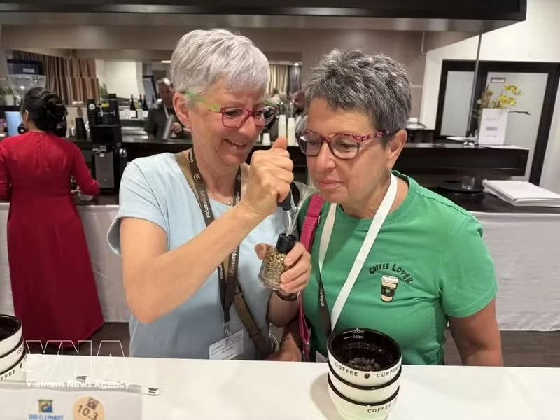 Visitors to the exhibition sample Vietnamese coffee at the Cupping Session. (Photo: VNA)