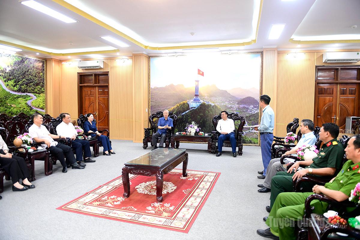 Lãnh đạo xã Đồng Văn báo cáo tình hình phát triển kinh tế, xã hội trên địa bàn với đoàn công tác.