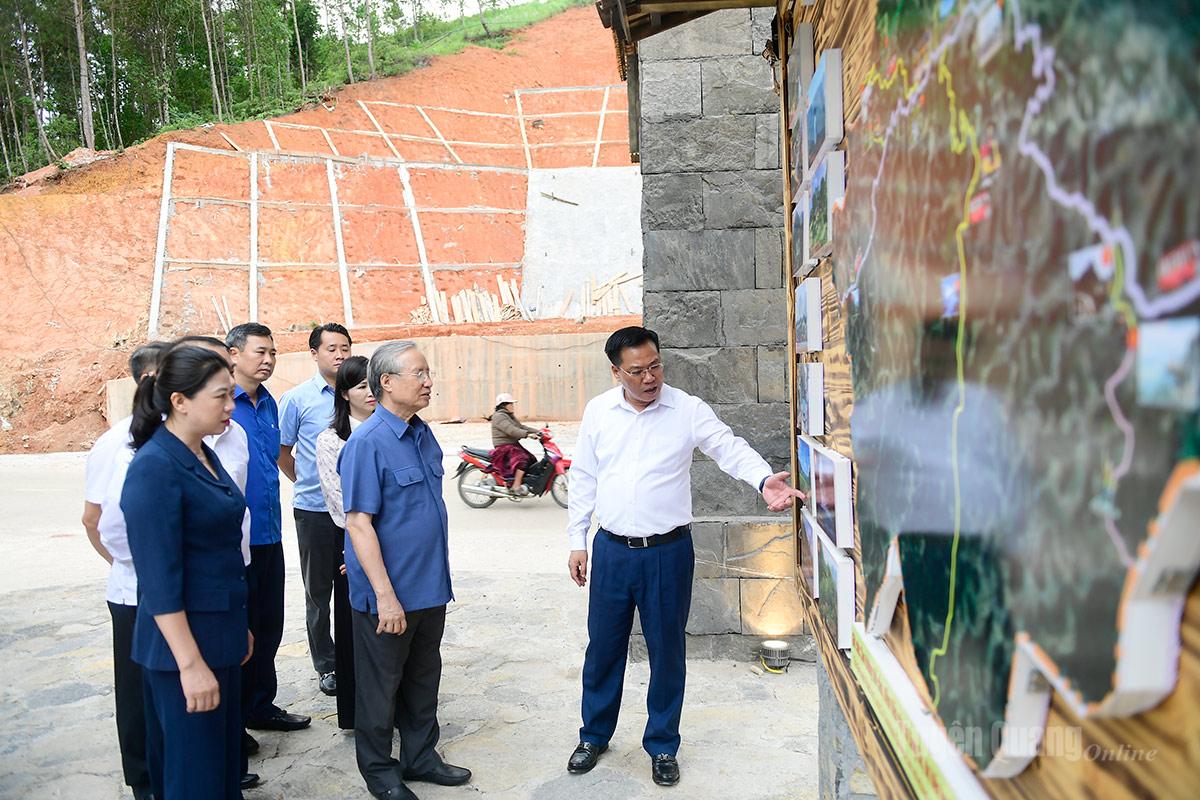 Đồng chí Trần Quốc Vượng, nguyên Ủy viên Bộ Chính trị, nguyên Thường trực Ban Bí thư Trung ương Đảng Cộng sản Việt Nam và lãnh đạo tỉnh trải nghiệm Bảng sơ đồ 19 điểm du lịch trọng điểm của xã Đồng Văn.