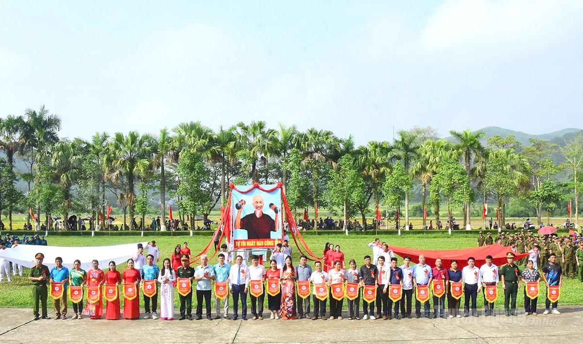 Ban tổ chức trao cờ lưu niệm cho các đoàn tham gia Đại hội Thể dục thể thao xã Minh Thanh lần thứ I năm 2026.