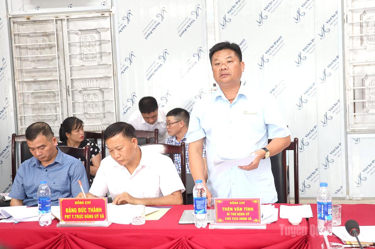 Bí thư Đảng ủy, Chủ tịch HĐND xã Quảng Nguyên, Thèn Văn Tính báo cáo việc lãnh đạo, chỉ đạo thực hiện các nhiệm vụ với đoàn kiểm tra, giám sát.