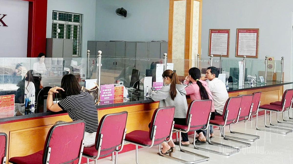 Khách hàng giao dịch tại Agribank Xín Mần.
